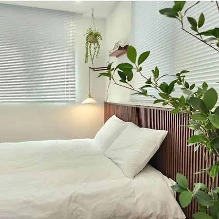 #1St Floor# Hongik University Station 5 Minutes#Bathroom 2#Starbucks, Convenience Store 1 Minute
