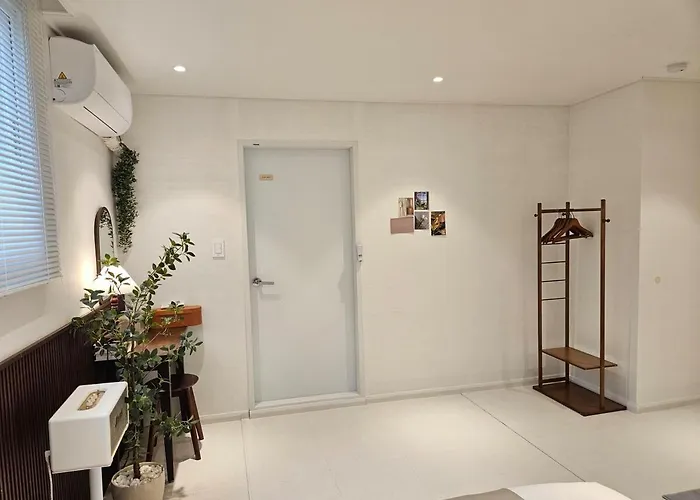 홍대상수역5분#bathroom 2#starbucks, Convenience Store 1 Minute * Seúl